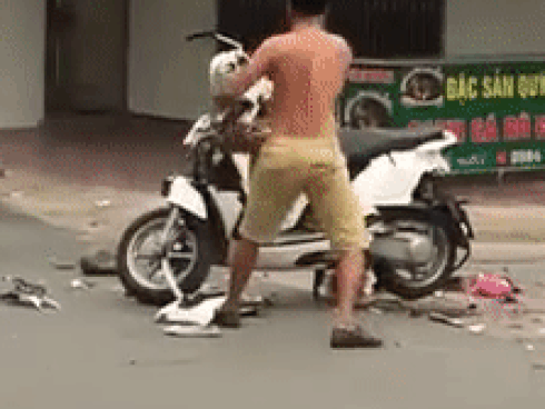Chồng mang xe máy của vợ ra giữa đường vừa đập vừa uất ức hét lớn: Hát hò này, vui chơi này, vui không, vui không-1