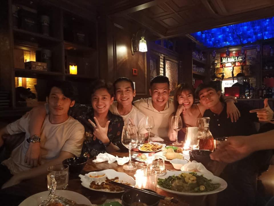 Vợ chồng BB Trần - Ngô Kiến Huy ôm ấp tình tứ trong tiệc vui bạn bè-2