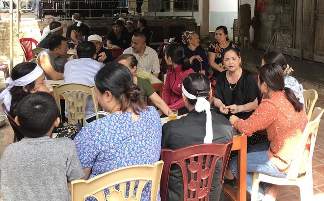 Người thân khóc nghẹn trong đám tang nạn nhân bị đổ bê tông ở Bình Dương-2