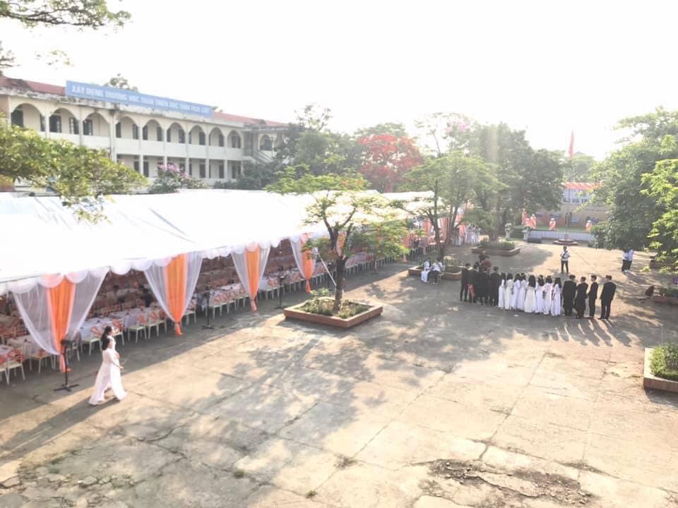 Xôn xao hình ảnh lễ bế giảng được trang trí như rạp cưới ở Thái Nguyên-2