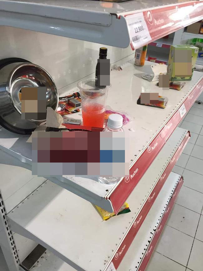 Hình ảnh gây tranh cãi nhất ngày: Phụ huynh vô tư cho con đi đại tiện trong siêu thị hiện đại ở Hà Nội-2