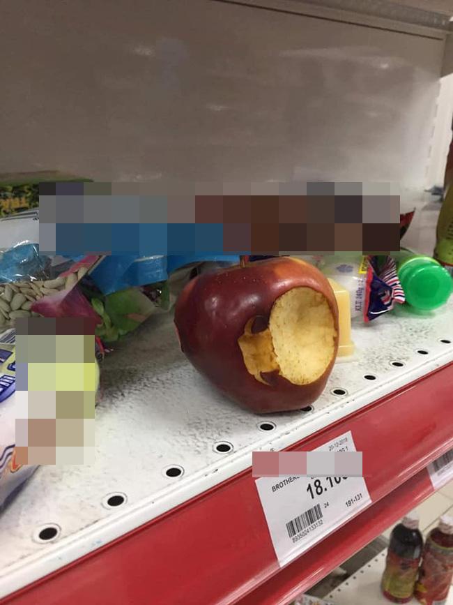Hình ảnh gây tranh cãi nhất ngày: Phụ huynh vô tư cho con đi đại tiện trong siêu thị hiện đại ở Hà Nội-3