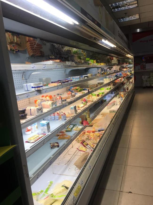 Hình ảnh gây tranh cãi nhất ngày: Phụ huynh vô tư cho con đi đại tiện trong siêu thị hiện đại ở Hà Nội-4