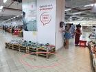 Hình ảnh gây tranh cãi nhất ngày: Phụ huynh vô tư cho con đi đại tiện trong siêu thị hiện đại ở Hà Nội