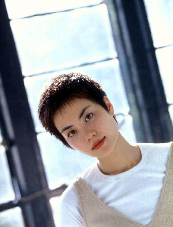 Mỹ nhân Hoa ngữ liều lĩnh để tóc tém: Người được khen lột xác, kẻ bị chê cạn lời-18