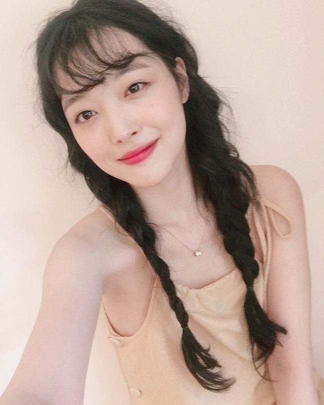 Trước khi tự tử, Sulli gắn liền với hình ảnh idol thích mặt mộc, đam mê thả rông vòng 1-4
