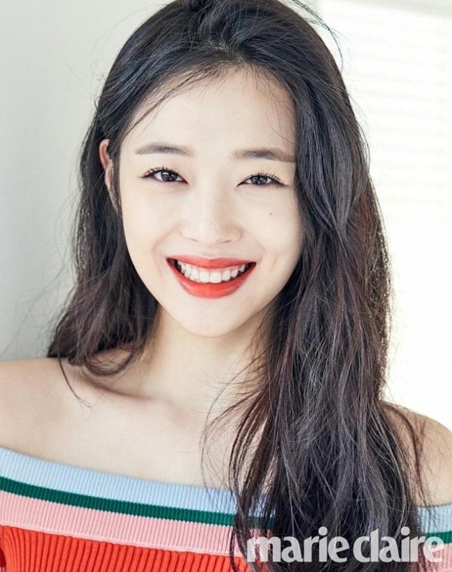 Trước khi tự tử, Sulli gắn liền với hình ảnh idol thích mặt mộc, đam mê thả rông vòng 1-15