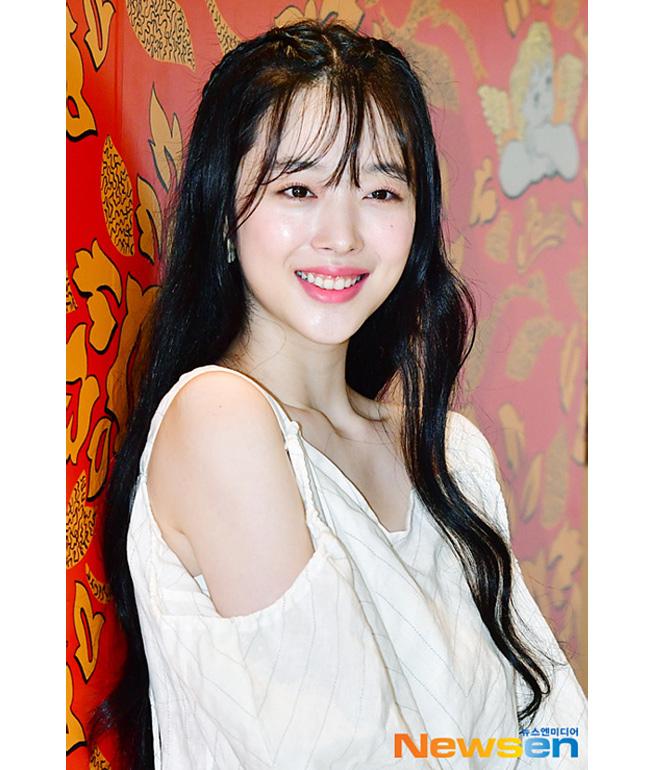 Trước khi tự tử, Sulli gắn liền với hình ảnh idol thích mặt mộc, đam mê thả rông vòng 1-19