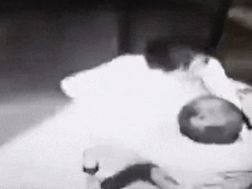 CLIP CHOÁNG VÁNG: Cô gái trẻ bị kẻ biến thái cưỡng hôn KINH HOÀNG trong thang máy-1