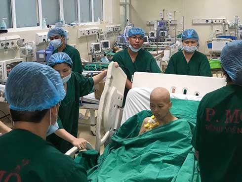 Hành trình ngủ ngồi, ôm chậu chờ sinh của bà mẹ trẻ mắc ung thư giai đoạn cuối