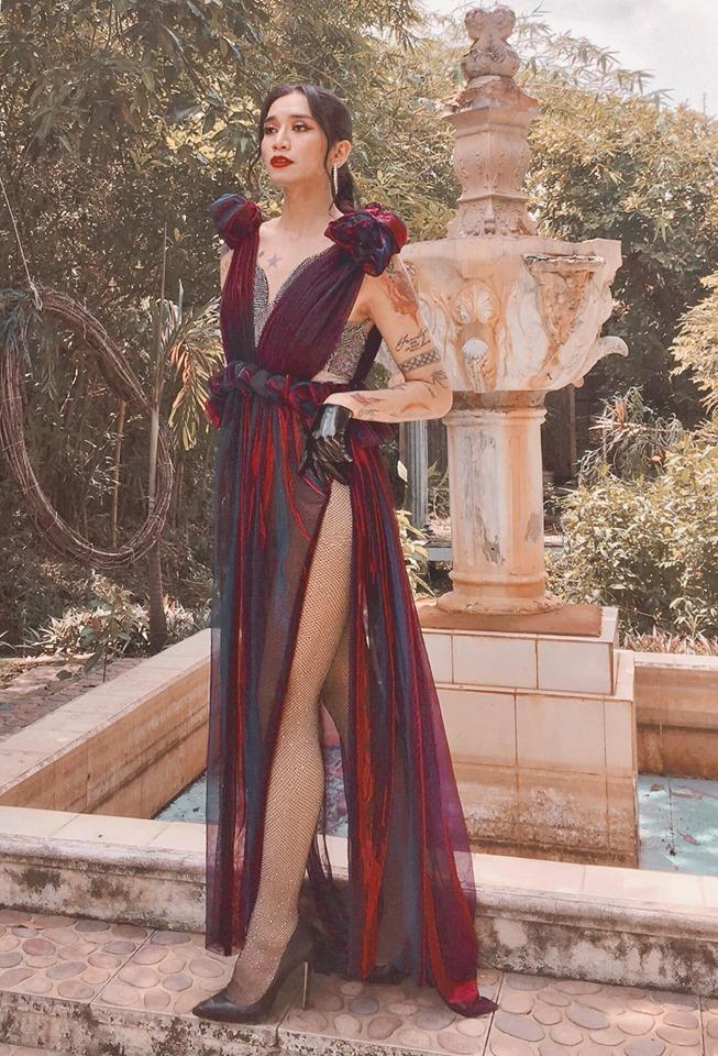 BB Trần nối gót Ngọc Trinh mặc đầm xẻ táo bạo nhưng cư dân mạng chỉ soi xem có mặc quần hay không?-2