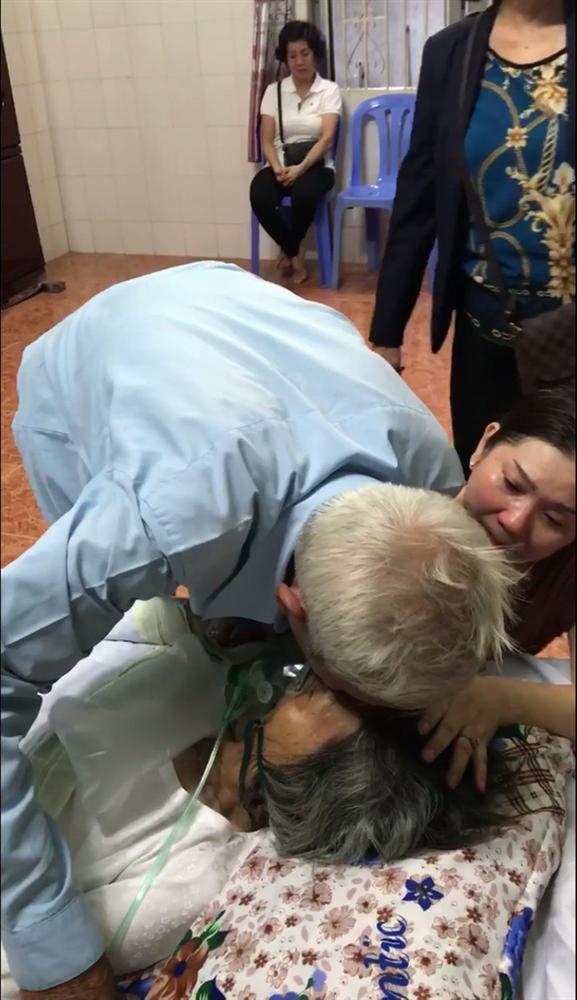 Clip: Rớt nước mắt nhìn cụ ông hôn lên má vợ rồi nói lời từ biệt hẹn gặp nhau ở kiếp sau-1