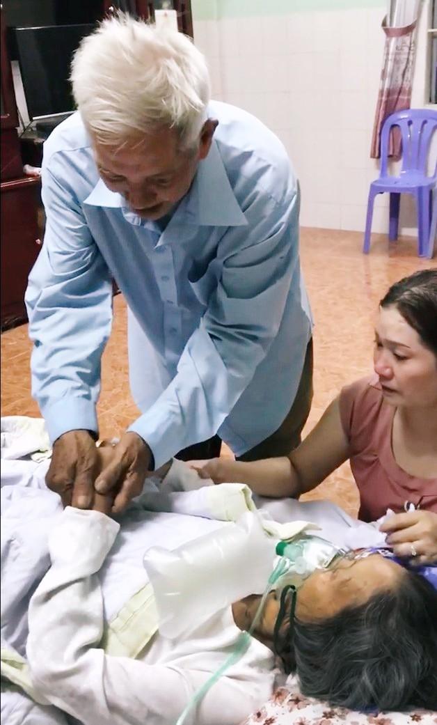 Clip: Rớt nước mắt nhìn cụ ông hôn lên má vợ rồi nói lời từ biệt hẹn gặp nhau ở kiếp sau-2