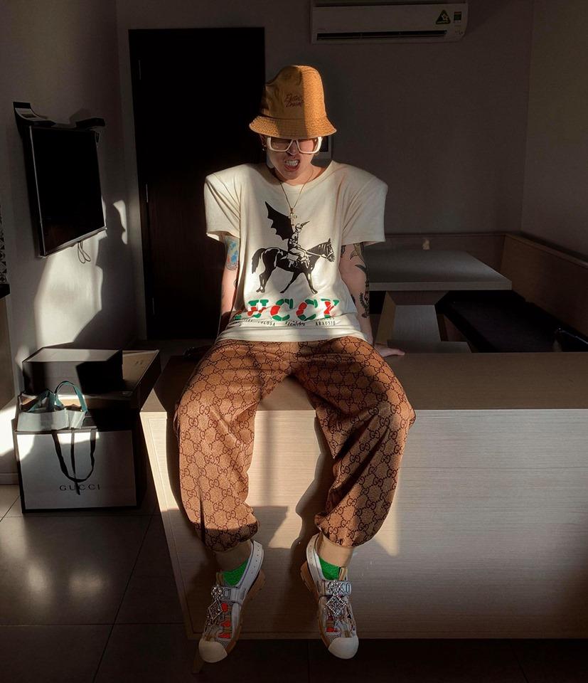 Chơi lầy như fan Đình Trọng: Tung 1.001 kiểu thần tượng khoe ngực tấn công mông phòng thủ trên sân cỏ-3