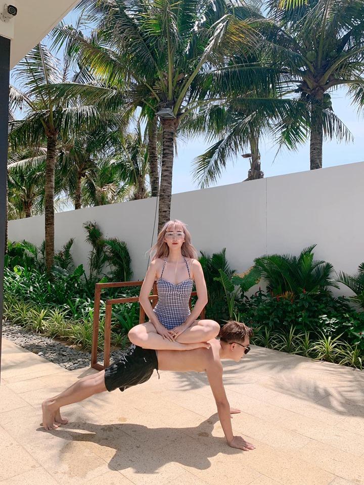 Chơi lầy như fan Đình Trọng: Tung 1.001 kiểu thần tượng khoe ngực tấn công mông phòng thủ trên sân cỏ-6