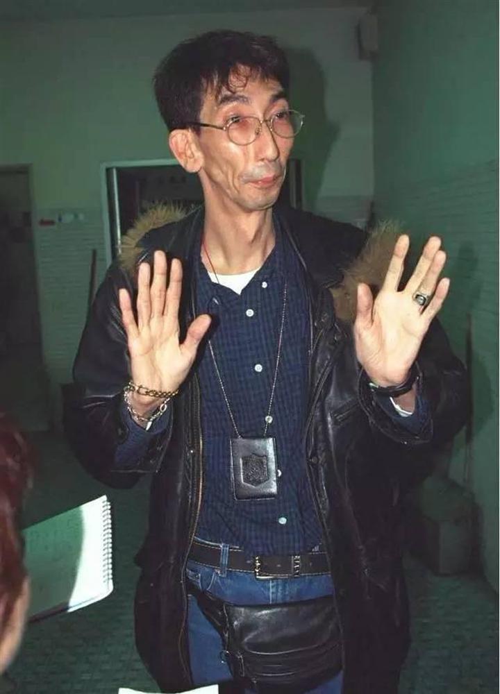 Đời bi kịch của tài tử TVB cao gần 2m: Bị lừa đóng phim cấp 3, không có tiền làm ma chay cho mẹ-1