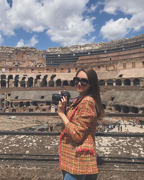 Ngọc Trinh liên tục mặc đồ tập bó sát ra phố - Thư Dung diện đầm maxi xẻ ngực sâu hun hút-6