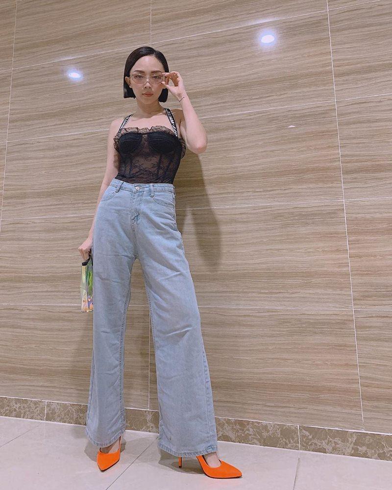 Ngọc Trinh liên tục mặc đồ tập bó sát ra phố - Thư Dung diện đầm maxi xẻ ngực sâu hun hút-11