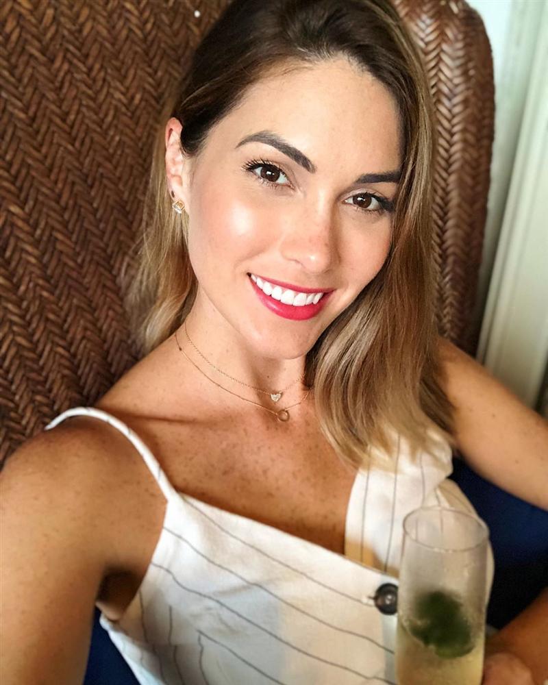 Bản tin Hoa hậu Hoàn vũ 24/5: Hoàng Thùy bất ngờ gửi... hoa dâm bụt chào đối thủ Indonesia-6