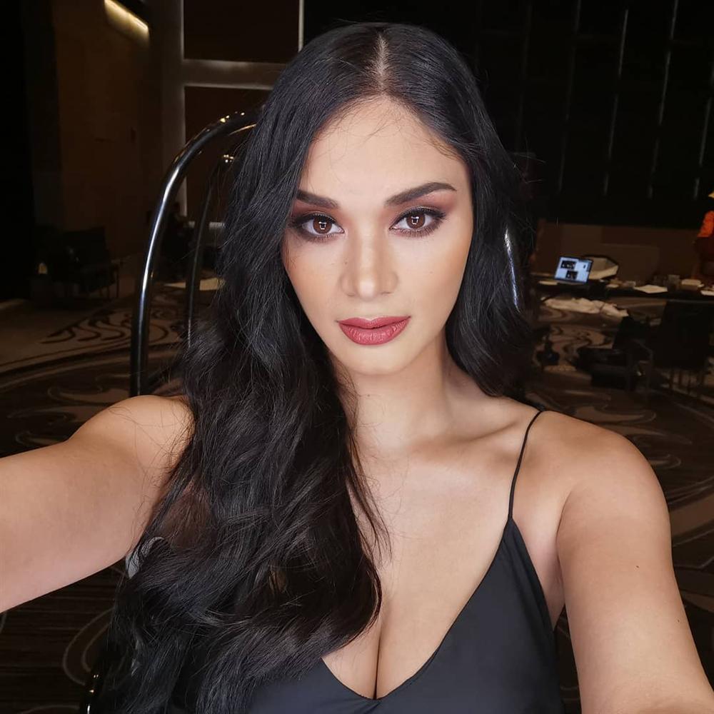 Bản tin Hoa hậu Hoàn vũ 24/5: Hoàng Thùy bất ngờ gửi... hoa dâm bụt chào đối thủ Indonesia-7