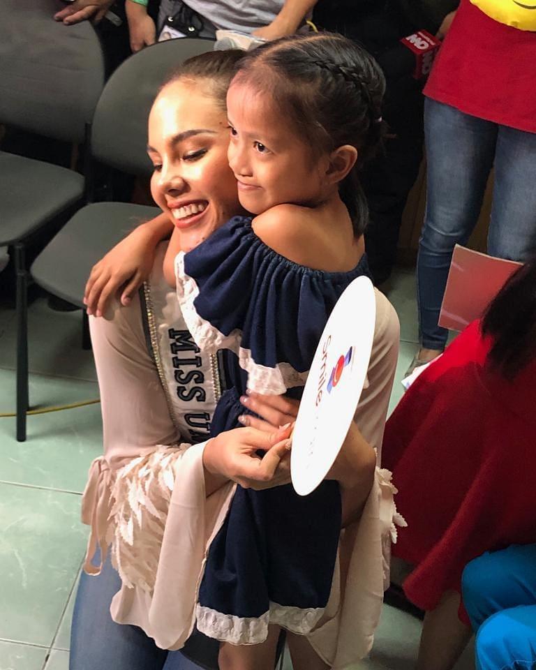 Bản tin Hoa hậu Hoàn vũ 24/5: Hoàng Thùy bất ngờ gửi... hoa dâm bụt chào đối thủ Indonesia-8