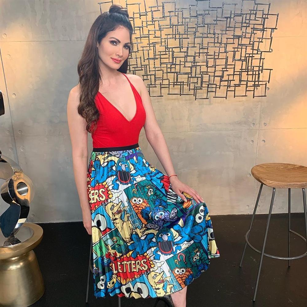 Bản tin Hoa hậu Hoàn vũ 24/5: Hoàng Thùy bất ngờ gửi... hoa dâm bụt chào đối thủ Indonesia-10