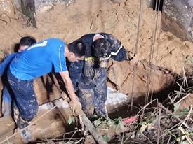 Gần 100 người tìm nạn nhân bị vùi lấp dưới giếng Gần 100 người tìm nạn nhân bị vùi lấp dưới giếng