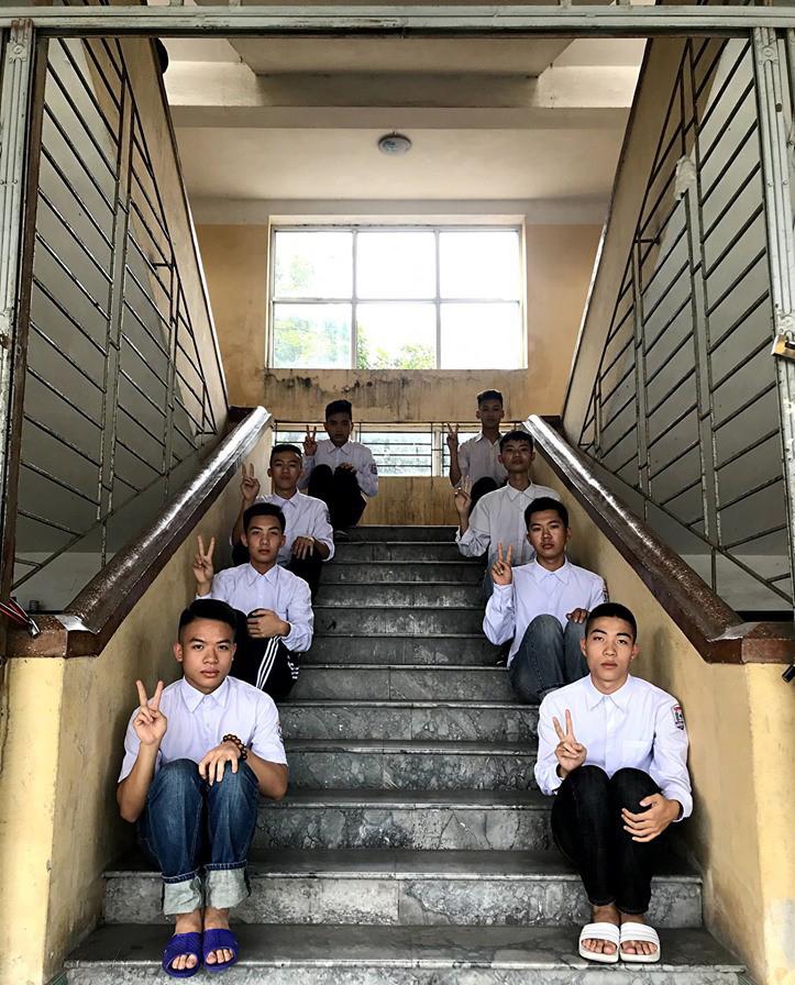 Biểu cảm mặt đơ chụp trăm kiểu như một, bộ ảnh kỷ yếu hài hước của teen Quảng Ninh khiến người xem không share không được-3