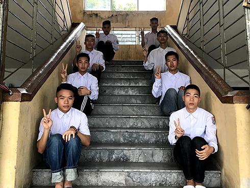 Chơi lớn hôn má từng nam sinh trong lớp thay lời tạm biệt, ảnh kỷ yếu của nữ sinh Gia Lai gây tranh cãi khắp MXH-6