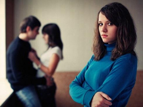 Phó giám đốc ngoại tình, nhờ vợ đi 'giải quyết hậu quả'