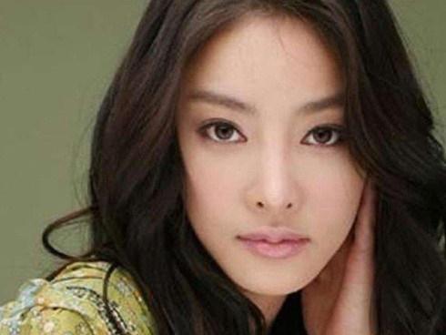 Tiểu tam có vẻ đẹp lệch chuẩn trong Mine-9