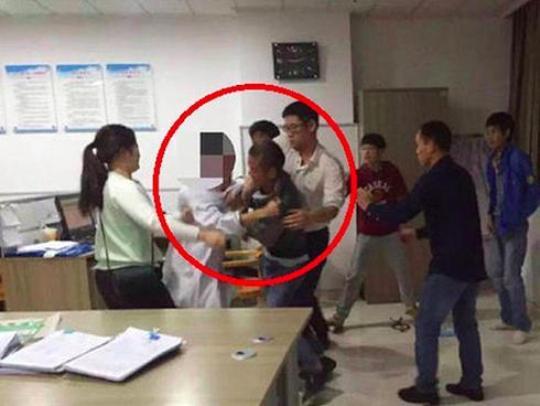 Nghi vợ ngoại tình, chồng đâm chết người đàn ông ở trung tâm y tế