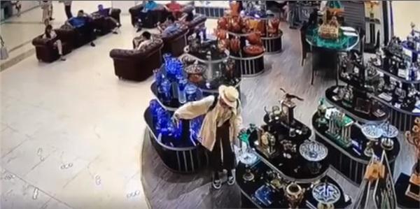 Quản lý tiết lộ lý do bất ngờ việc không yêu cầu Bella bồi thường vì làm vỡ bình trị giá 17 triệu đồng dù 2 bên đã ra công an phường-2