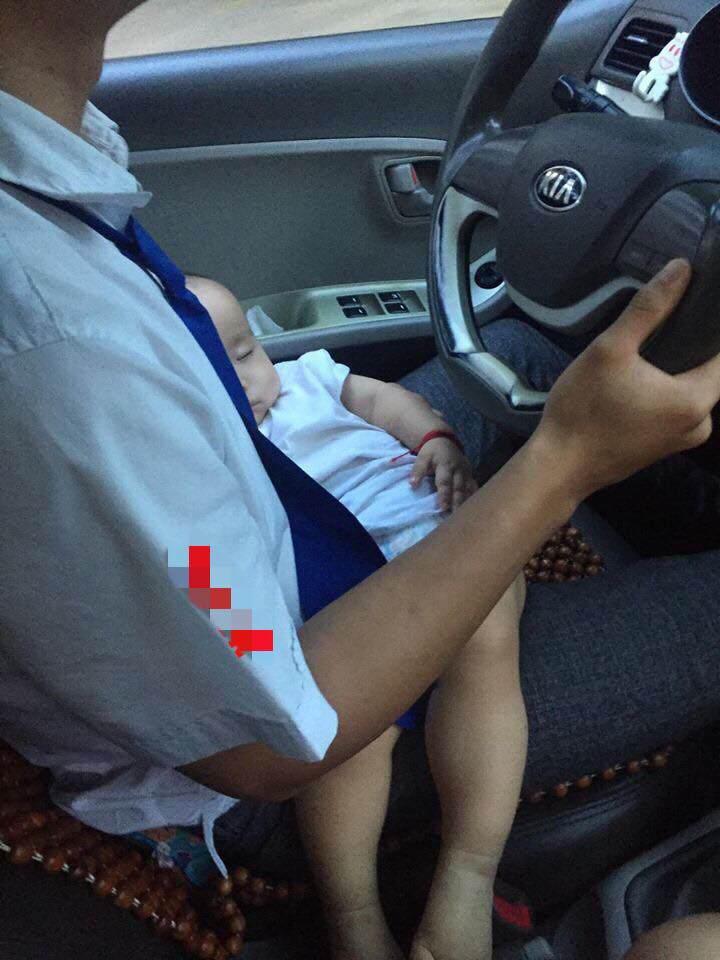 Vợ bỏ đi, tài xế taxi vừa lái xe vừa bế con 6 tháng tuổi khiến dân mạng thương cảm-2