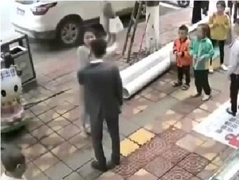 Chàng trai chịu 52 cái tát 'không trượt phát nào' của bạn gái