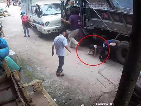 Xe đạp điện chở 2 em nhỏ bị xe tải cuốn vào gầm, cô gái tử vong, phút cuối nhìn 2 em bé chui ra mới sốc