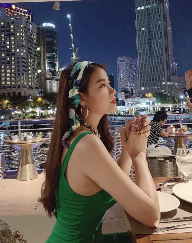 Giữa scandal váy áo phản cảm, Ngọc Trinh ung dung điểm phấn tô son ngạo lại với đời-8