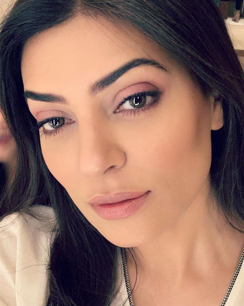 Bản tin Hoa hậu Hoàn vũ 25/5: Lên đồ xẻ bạo ngang ngửa Ngọc Trinh, Võ Hoàng Yến không ngờ đàn áp quả bom sex tới bến-3