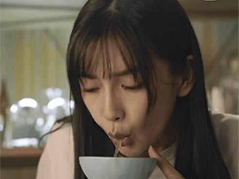 Angelababy bị chê 'diễn cảnh ăn cũng lố'