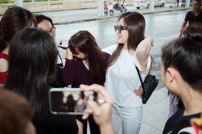 Người hâm mộ bật khóc, chia tay Hương Tràm sang Mỹ du học-1
