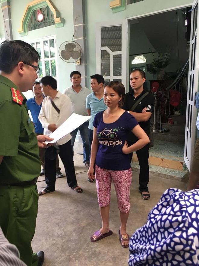 Bị công an ập đến bắt giữ, mẹ nữ sinh giao gà hét lên: ‘Tôi có gì mà bị bắt, tôi không buôn ma túy’-1