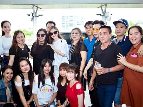 Người hâm mộ bật khóc, chia tay Hương Tràm sang Mỹ du học