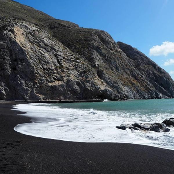 Bờ biển cát đen lạ thường thu hút du khách check-in ở Hy Lạp-1