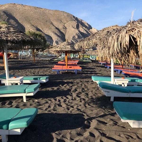 Bờ biển cát đen lạ thường thu hút du khách check-in ở Hy Lạp-2