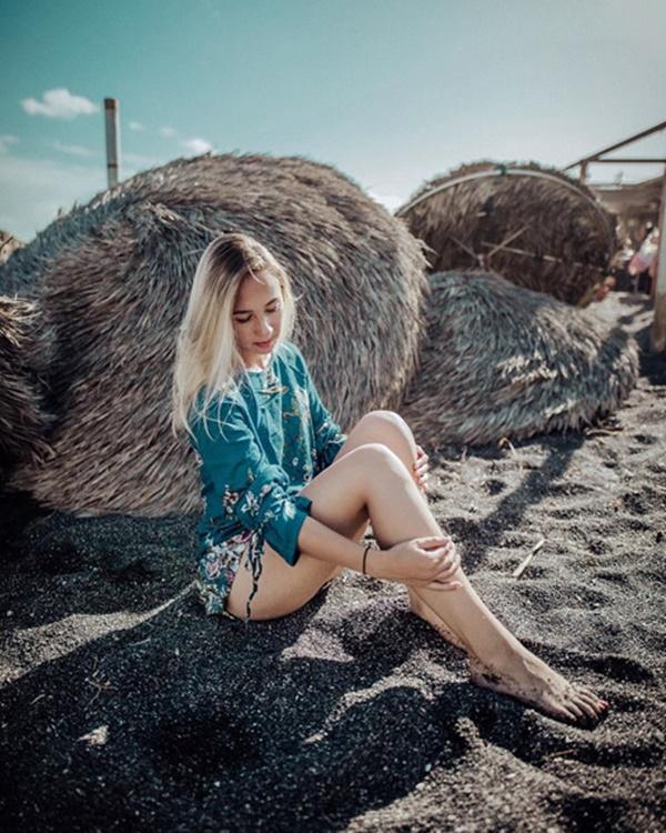 Bờ biển cát đen lạ thường thu hút du khách check-in ở Hy Lạp-14