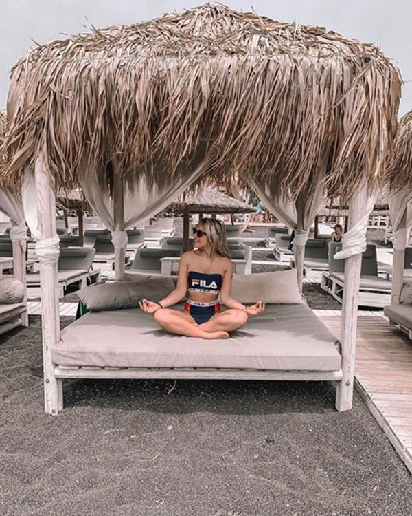 Bờ biển cát đen lạ thường thu hút du khách check-in ở Hy Lạp-5