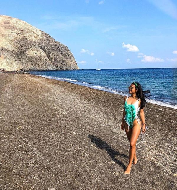 Bờ biển cát đen lạ thường thu hút du khách check-in ở Hy Lạp-8