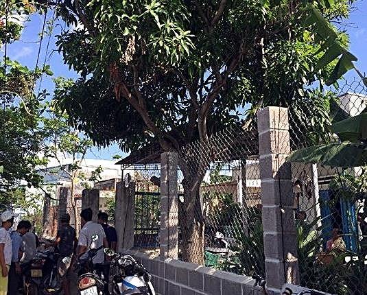 1 phụ nữ chết trong tư thế treo cổ trước nhà người tình-1