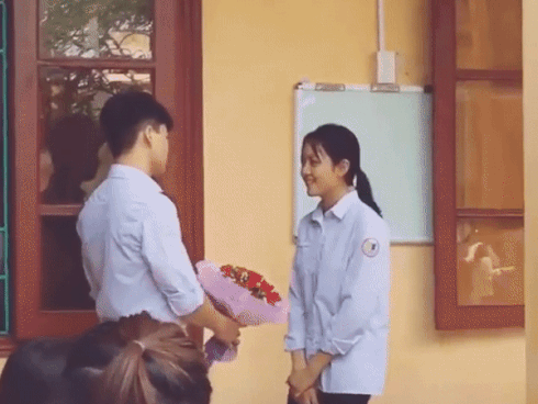 Thêm một màn tỏ tình cực hot ngày lễ bế giảng nhưng lại khiến người xem đau đầu đoán kết quả-4