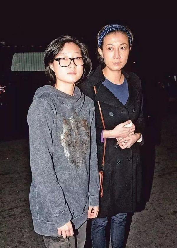 Con gái Thành Long và bà xã xuất hiện tại bệnh viện phụ sản với mong muốn có con?-1